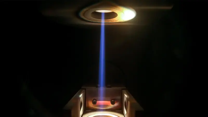 Perspektivische Darstellung eines Elektronenstrahlverdampfungsprozesses im Vakuum.